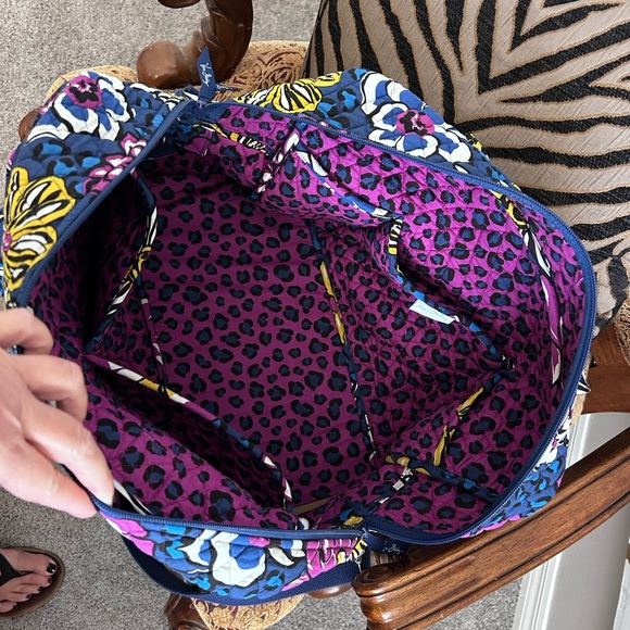 VERA BRADLEY TRAVEL BAG IN AFRICAN VIOLET PATTERN - EUC - Picture 4 of 7